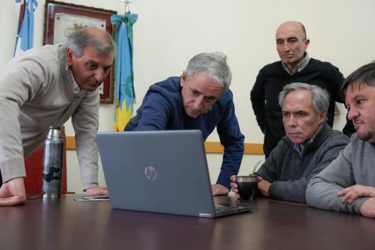 Autoridades de AUBASA junto al Intendente de Chascomús, Javier Gastón.